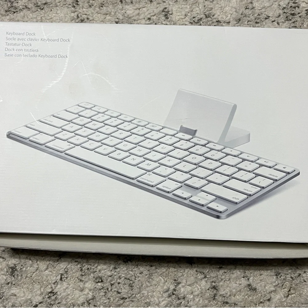 Apple NWT 1st Generation IPad Keyboard Dock, white Model A1539 MC533LL/A